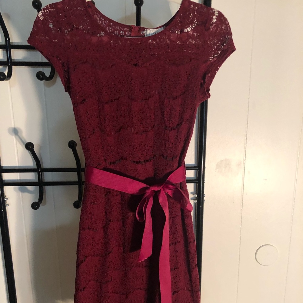Beautiful lace short sleeve knee length dress
